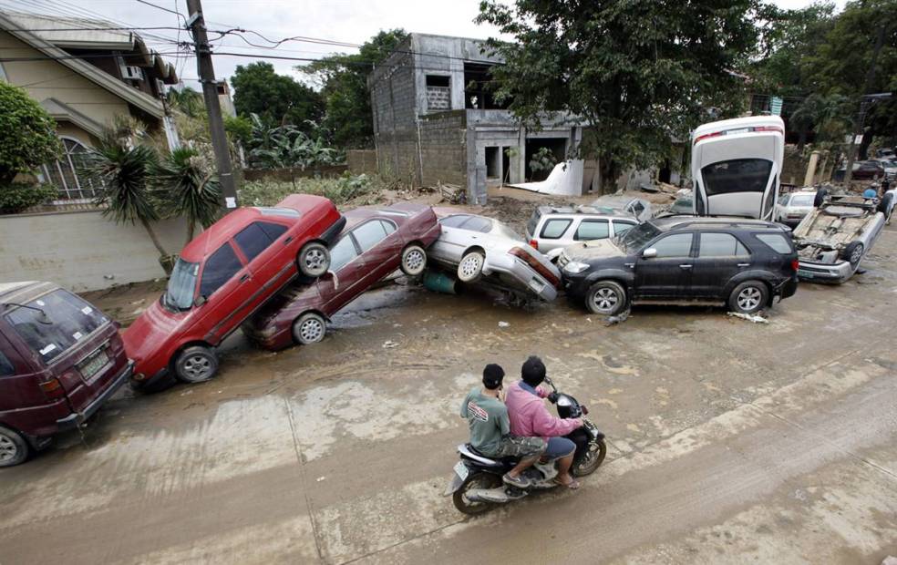 Weird Car Crashes (21 pics)