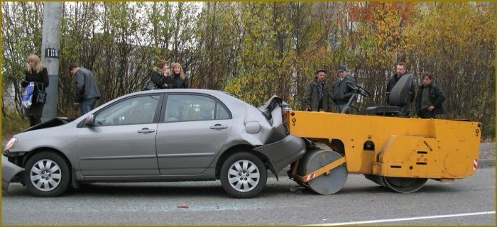 Weird Car Crashes (21 pics)