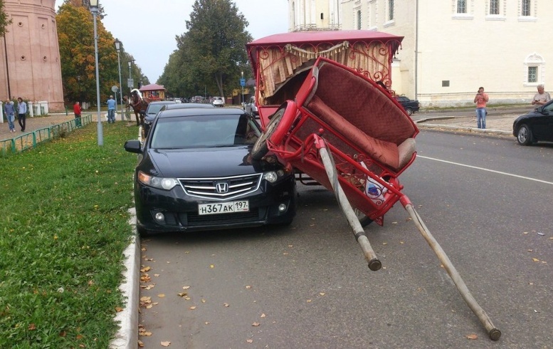 Weird Car Crashes (21 pics)