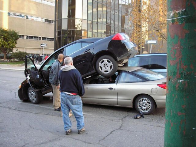 Weird Car Crashes (21 pics)