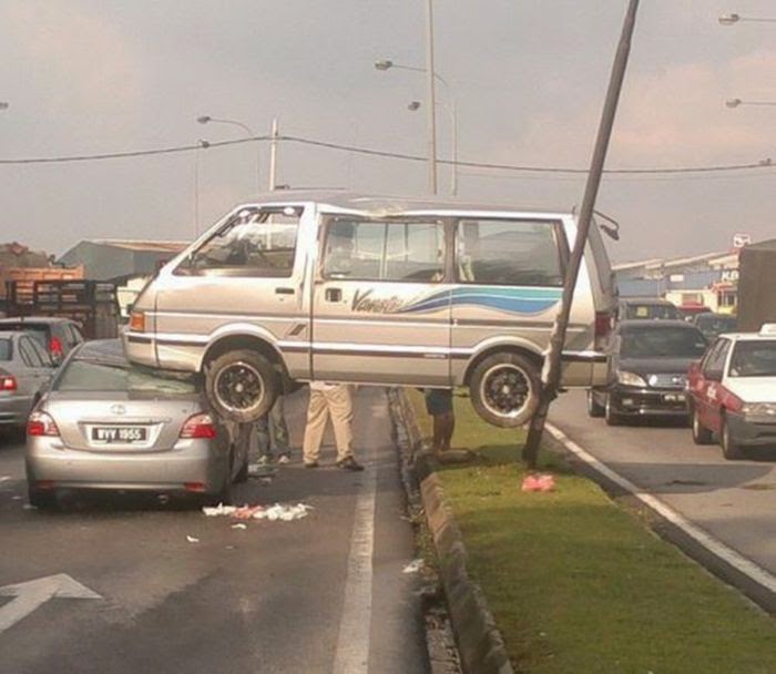 Weird Car Crashes (21 pics)