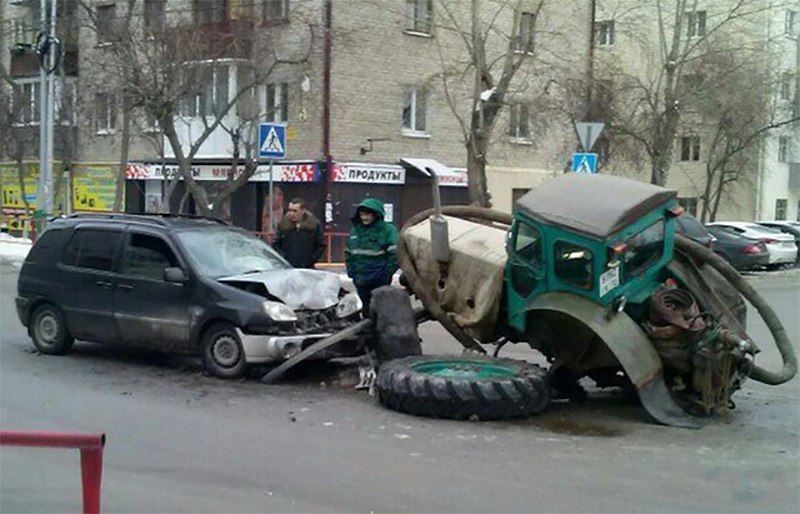 Weird Car Crashes (21 pics)