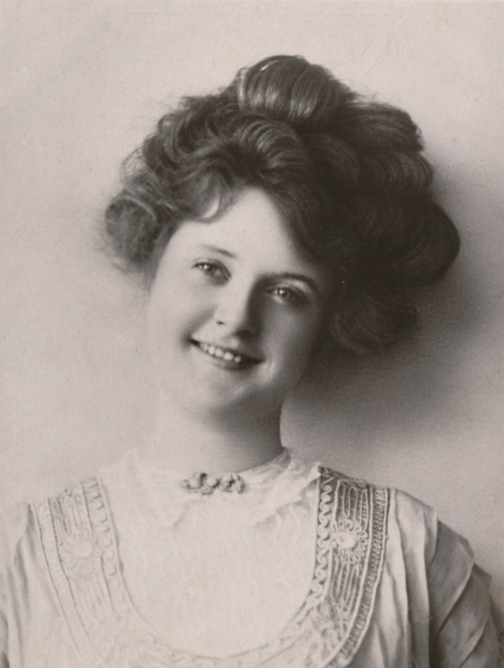 Beautiful Photos Of Girls From The Past (18 pics)