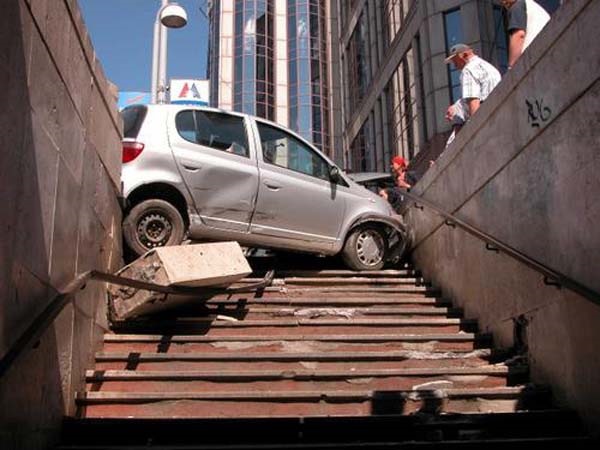 Weird Car Crashes (15 pics)