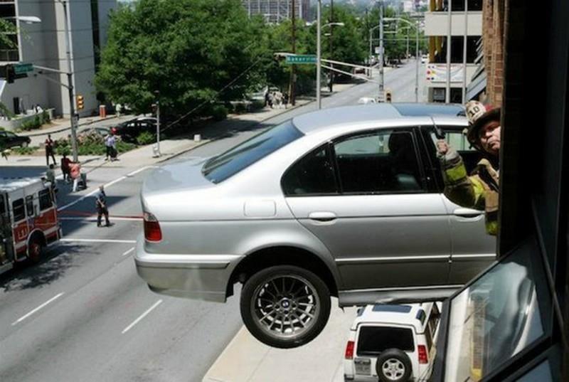 Weird Car Crashes (15 pics)