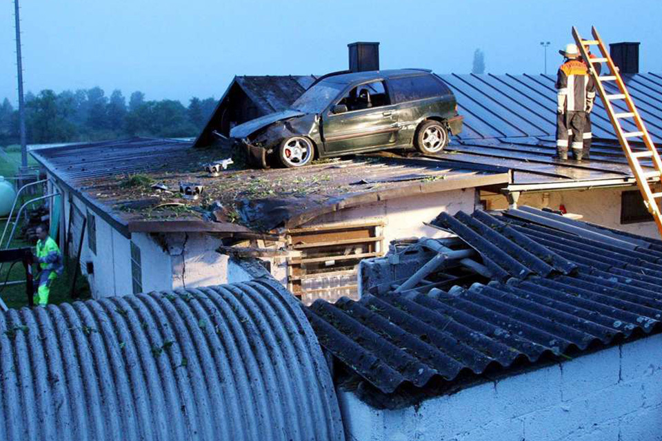 Weird Car Crashes (15 pics)