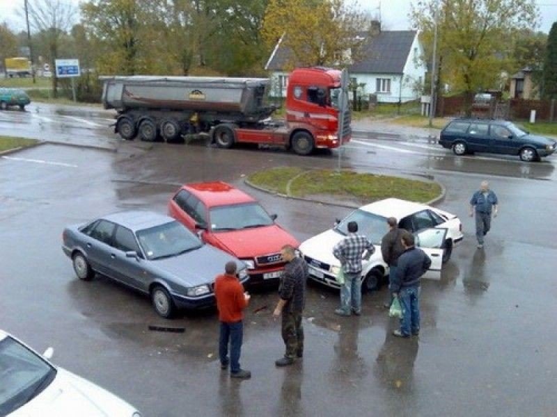 Weird Car Crashes (15 pics)