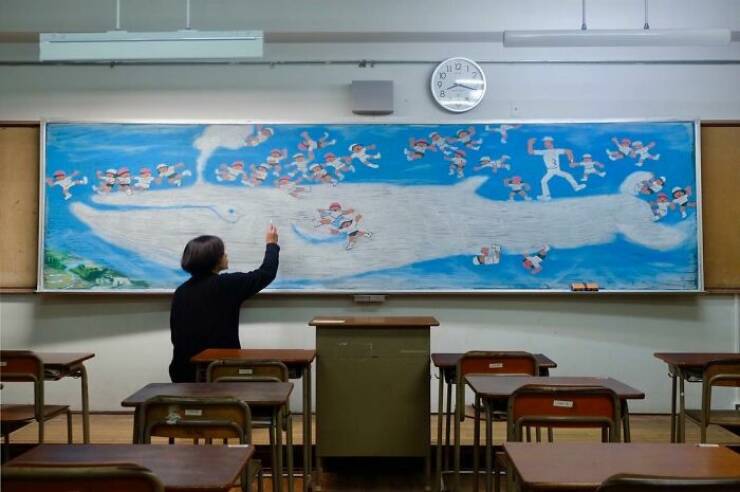 The Teacher Draws Pictures On The Blackboard (23 pics)