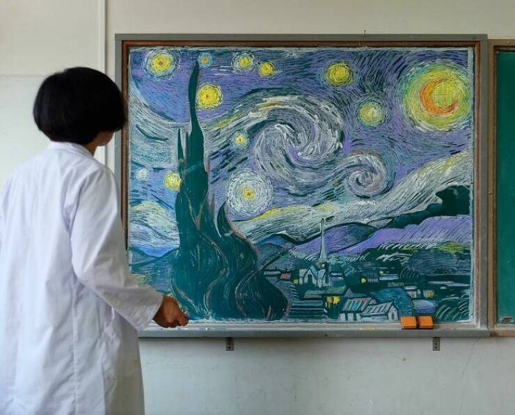 The Teacher Draws Pictures On The Blackboard (23 pics)