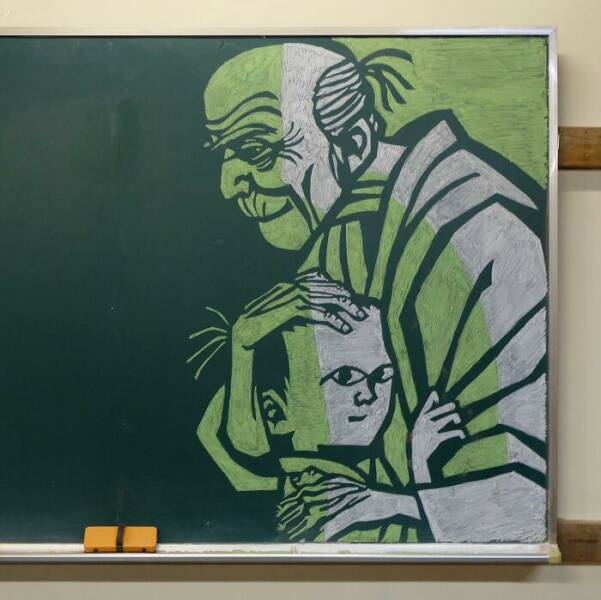 The Teacher Draws Pictures On The Blackboard (23 pics)