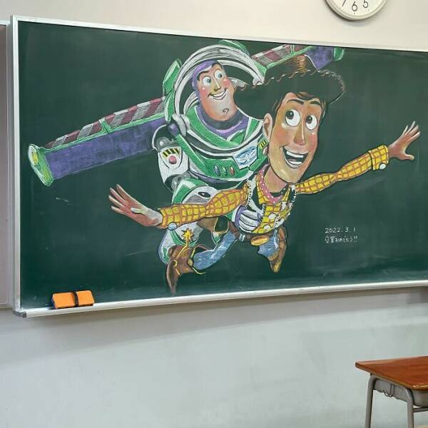 The Teacher Draws Pictures On The Blackboard (23 pics)