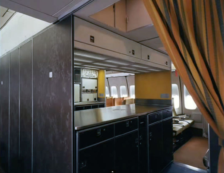 Interior Of Boeing-747 From The 70's (21 pics)