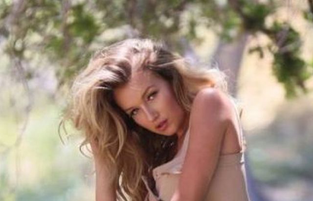Girls And Cars (33 pics)