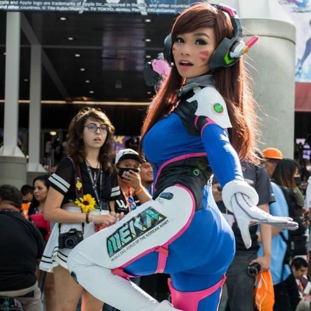 Look At The Background (23 pics)