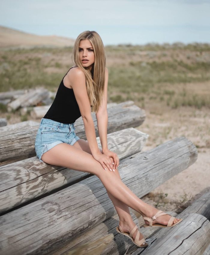 Girls With Long Legs (33 pics)