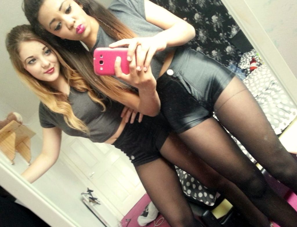 Girls In Stockings (23 pics)