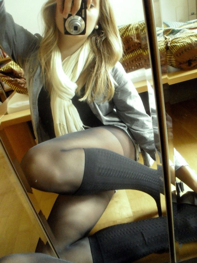 Girls In Stockings (23 pics)