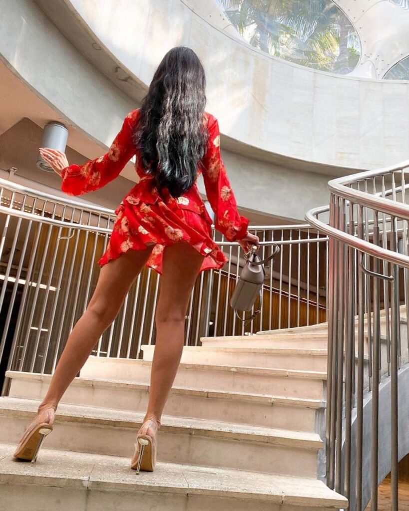 Girls With Long Legs (23 pics)