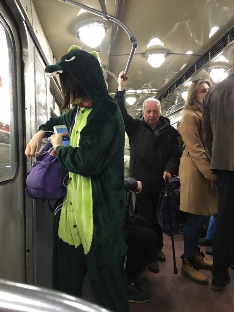 Strange People In The Subway (22 pics)
