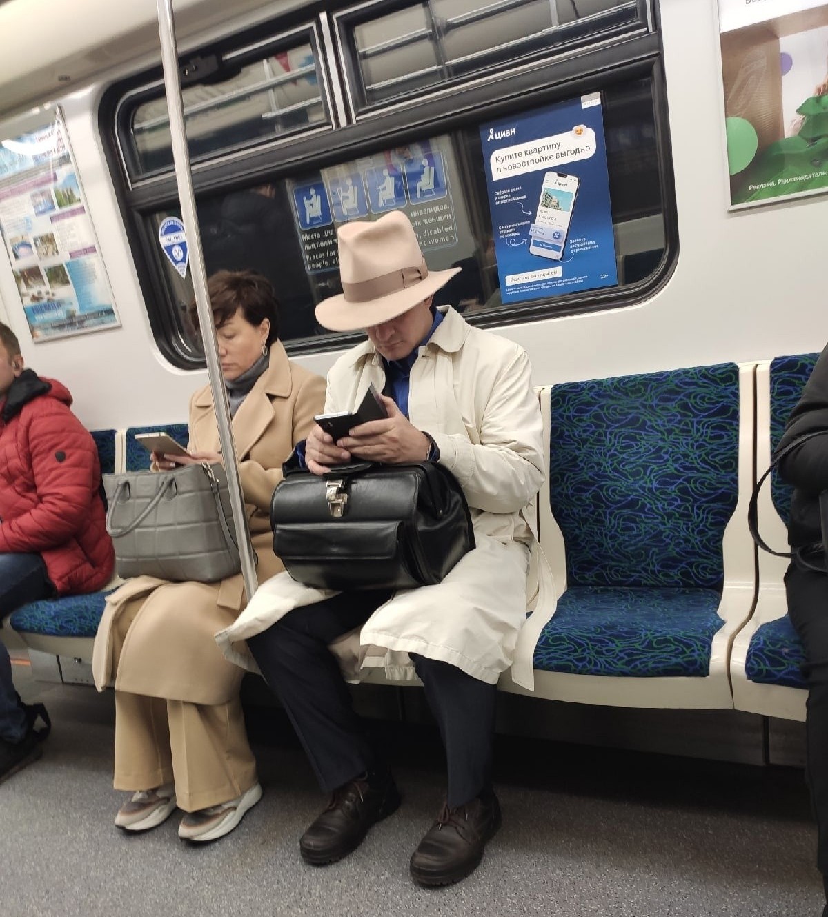 Strange People In The Subway (22 pics)