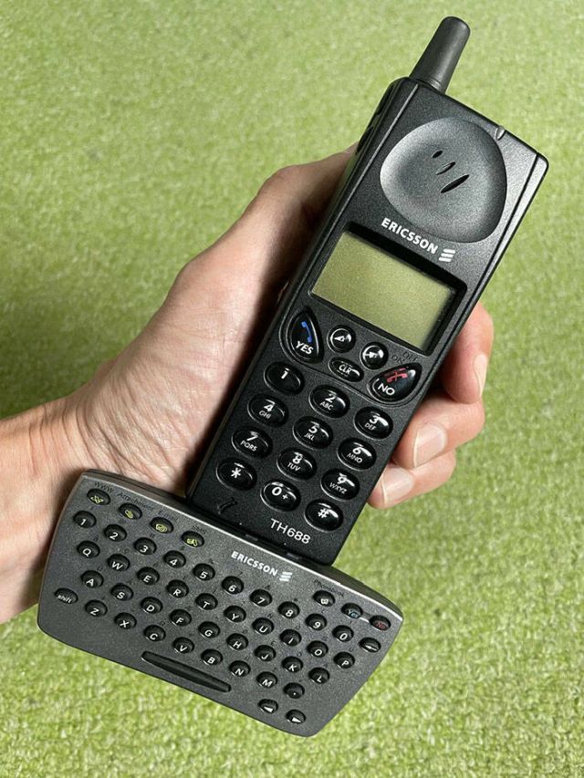 Unusual Phones (23 pics)