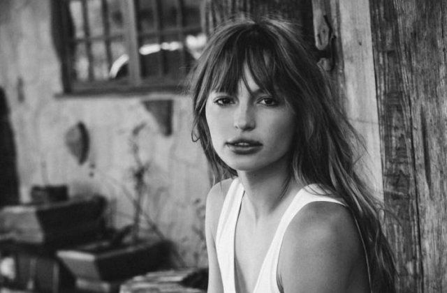 Gris In White Shirts (23 pics)