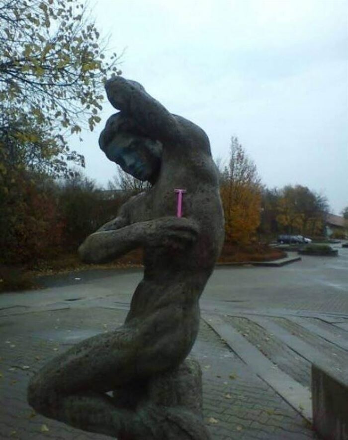 Funny Photos With Sculptures (28 pics)