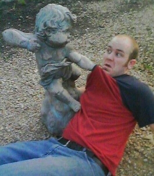 Funny Photos With Sculptures (28 pics)