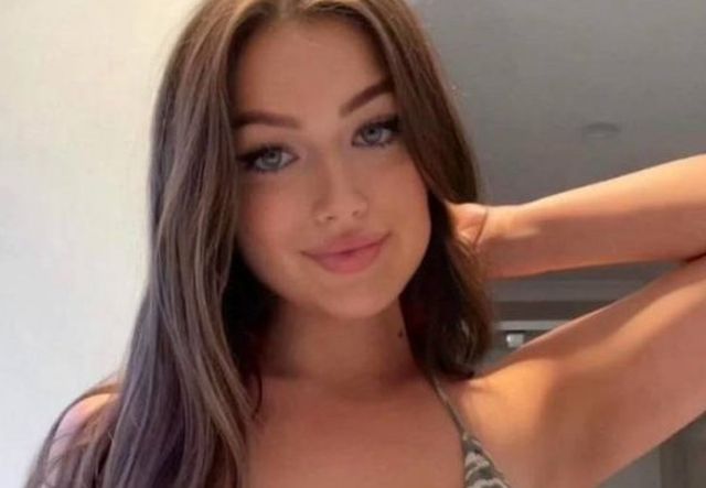 Busty Girls (46 pics)