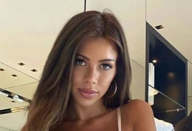 Busty Girls (49 pics)
