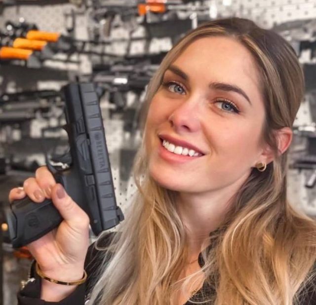 Girls With Guns (48 pics)