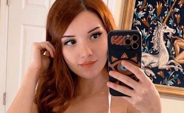 Busty Girls (42 pics)