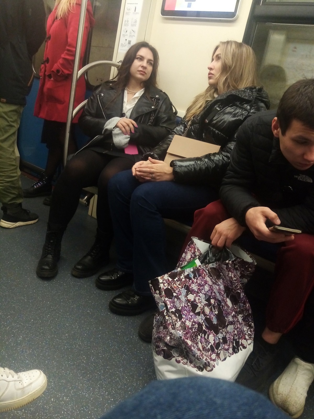 Strange People In The Subway (17 pics)