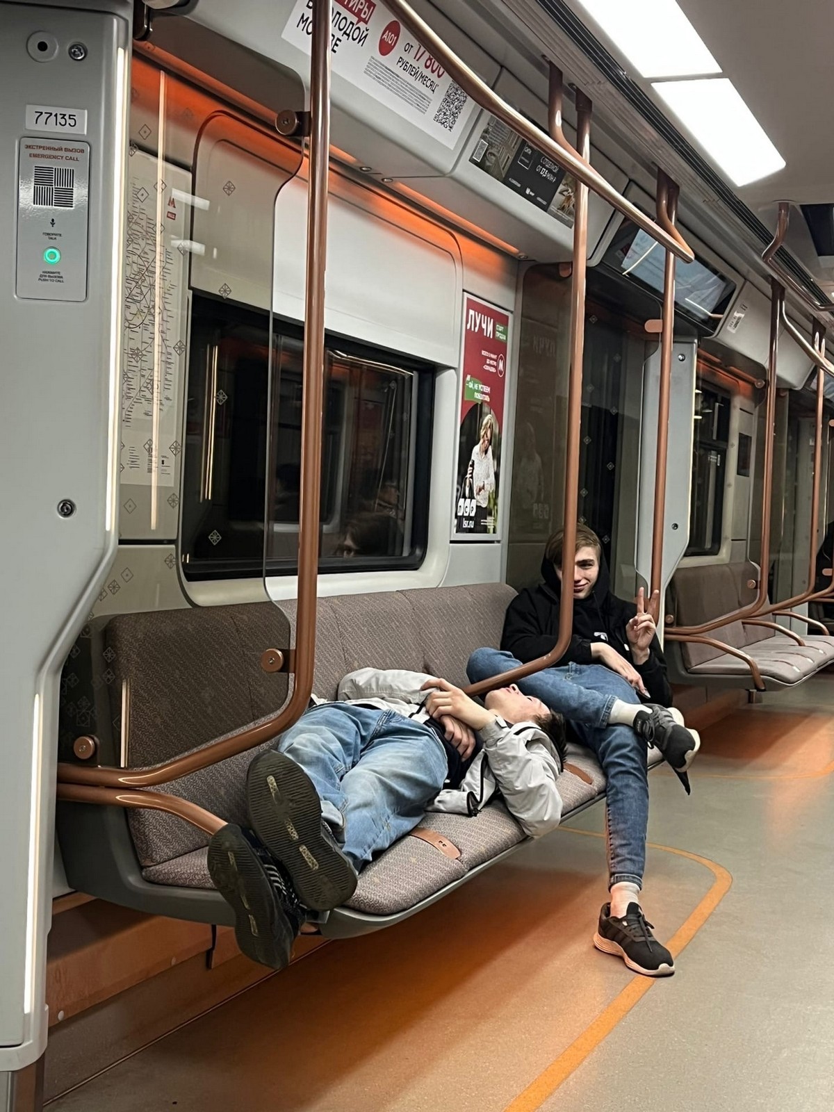 Strange People In The Subway (17 pics)