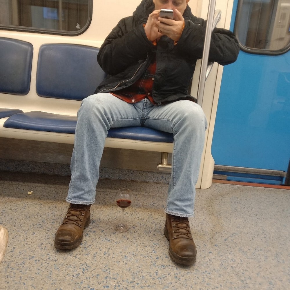 Strange People In The Subway (17 pics)