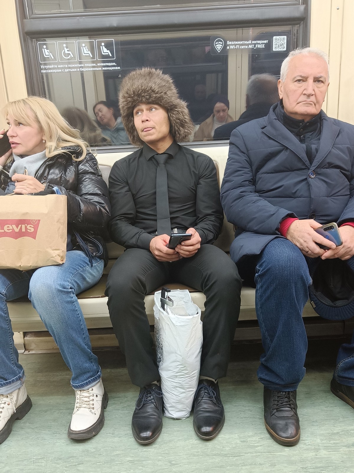 Strange People In The Subway (17 pics)