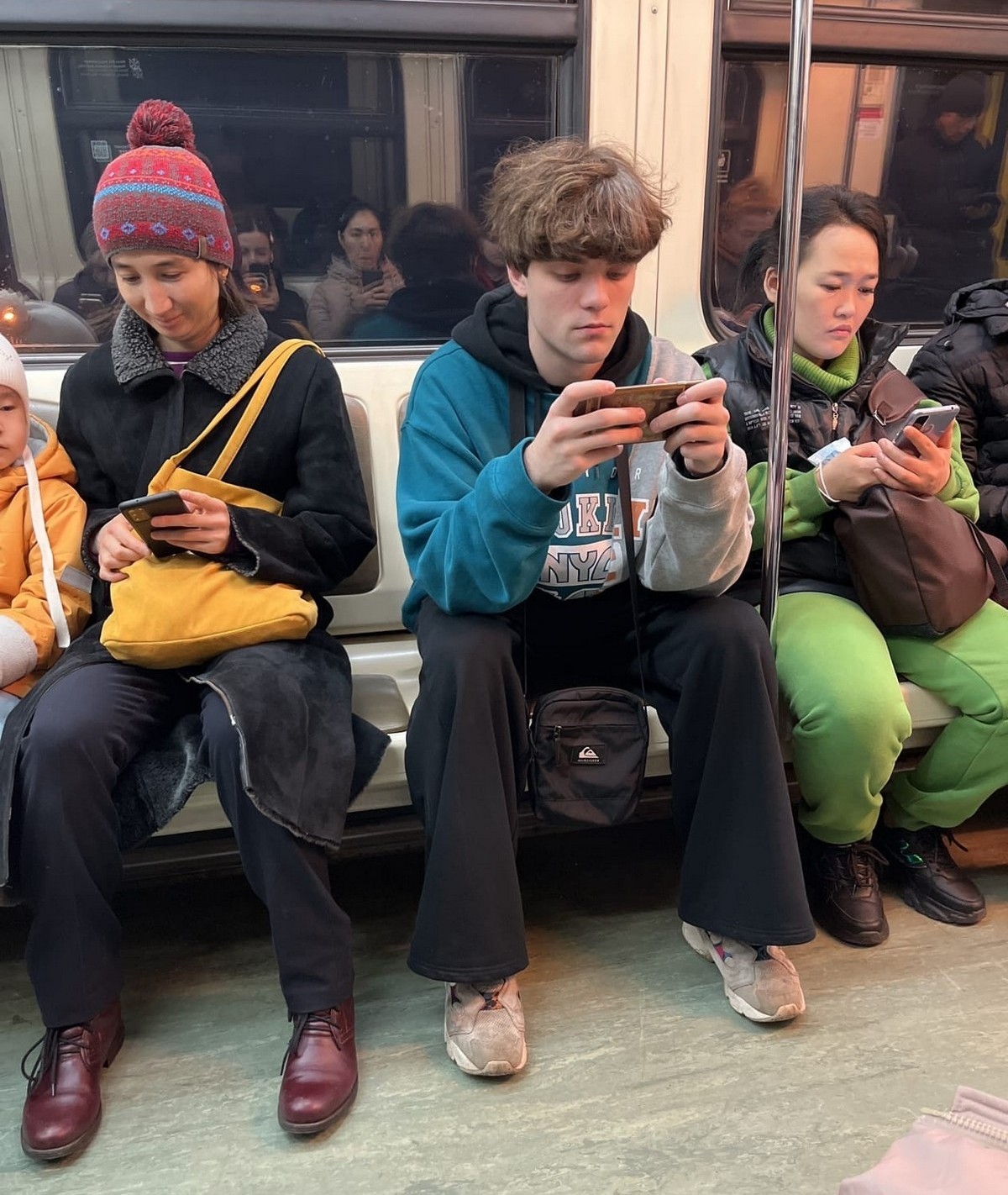 Strange People In The Subway (17 pics)