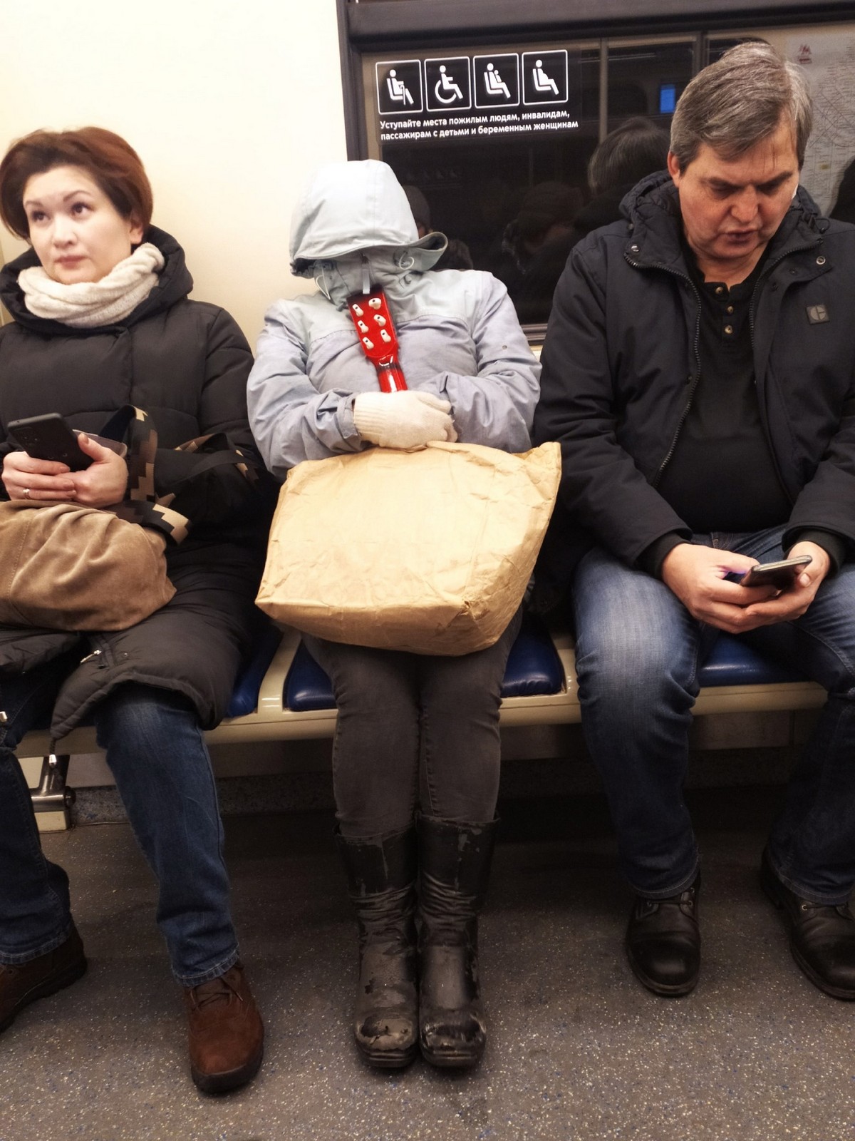 Strange People In The Subway (17 pics)