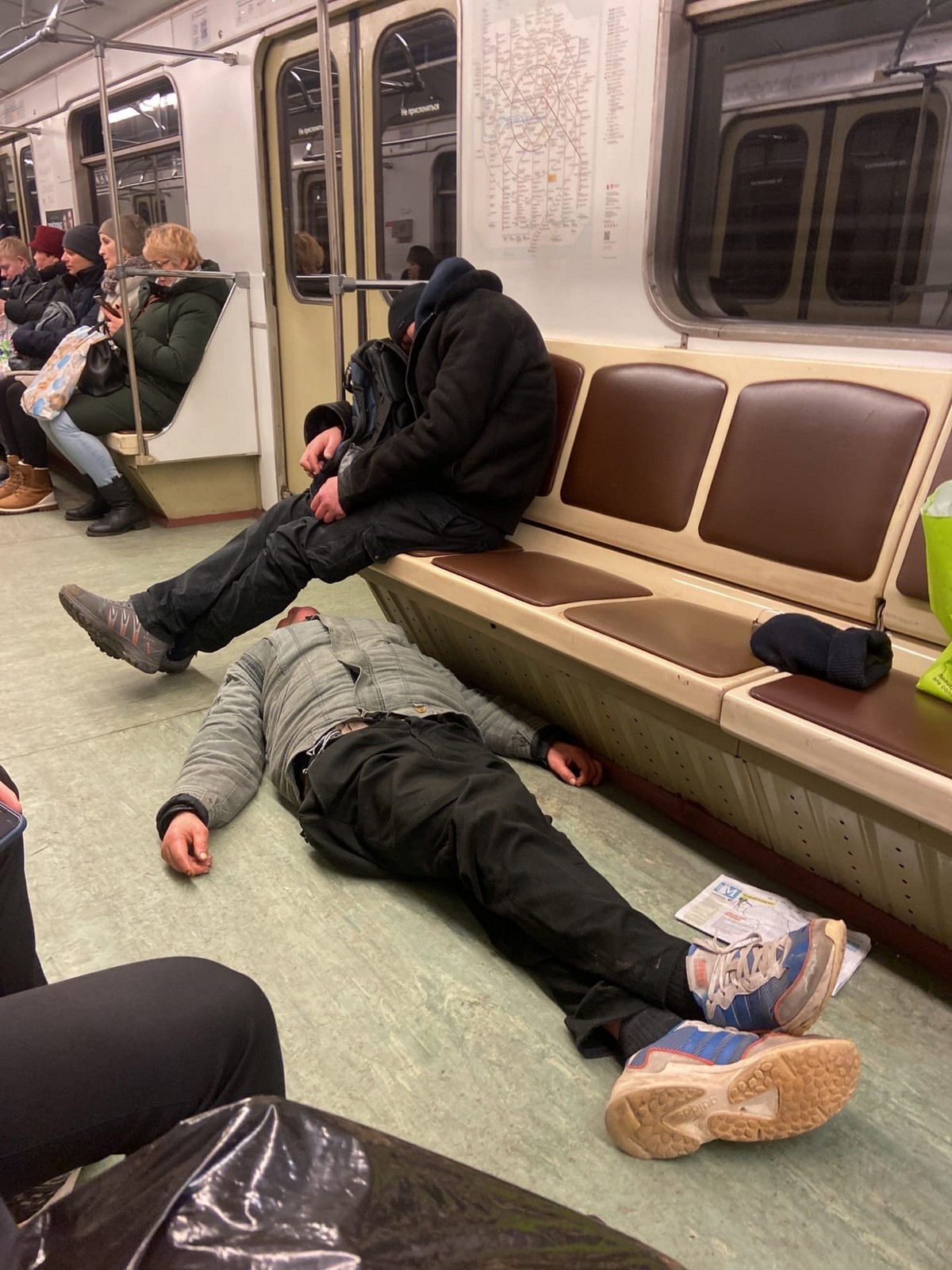 Strange People In The Subway (17 pics)