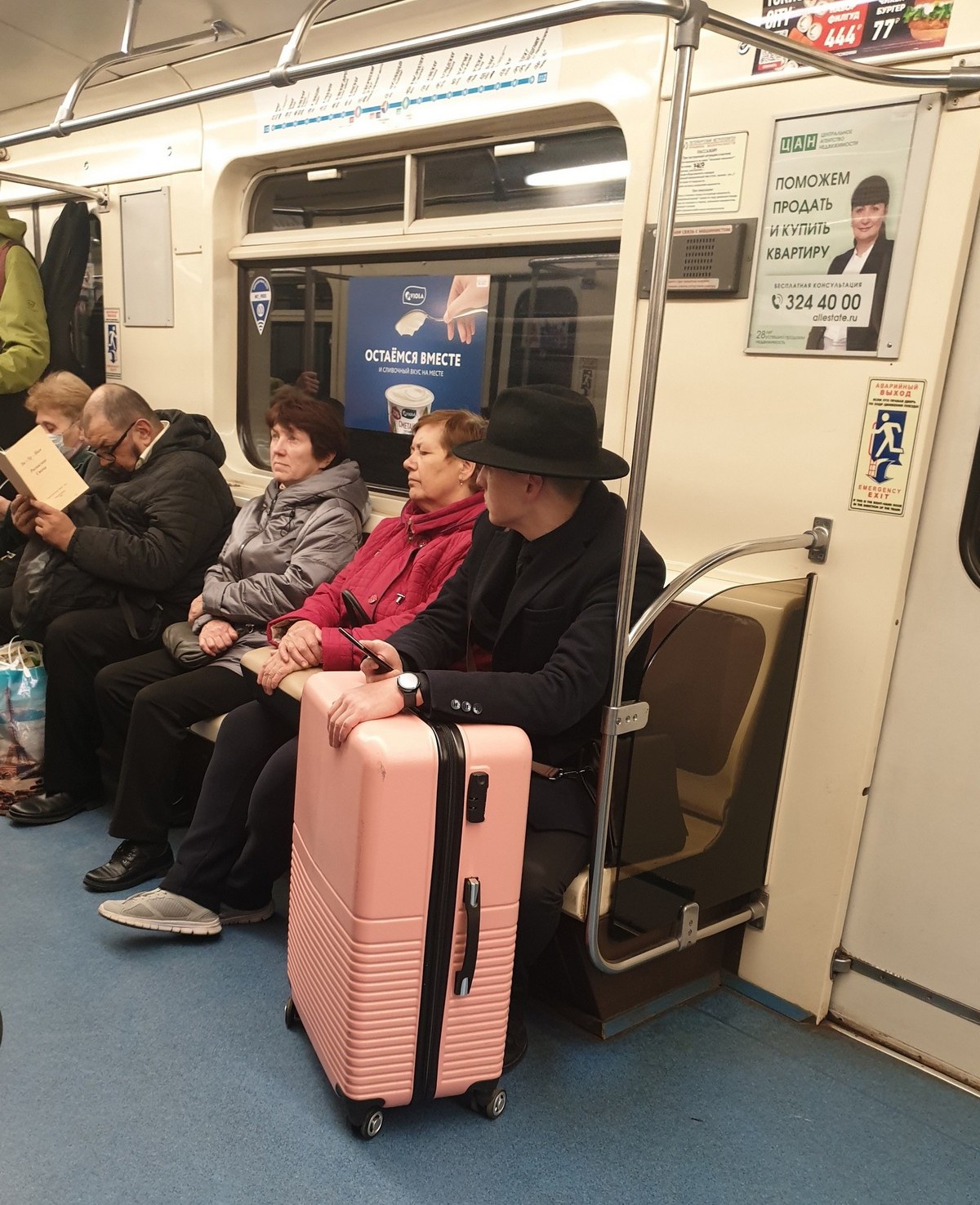 Strange People In The Subway (17 pics)