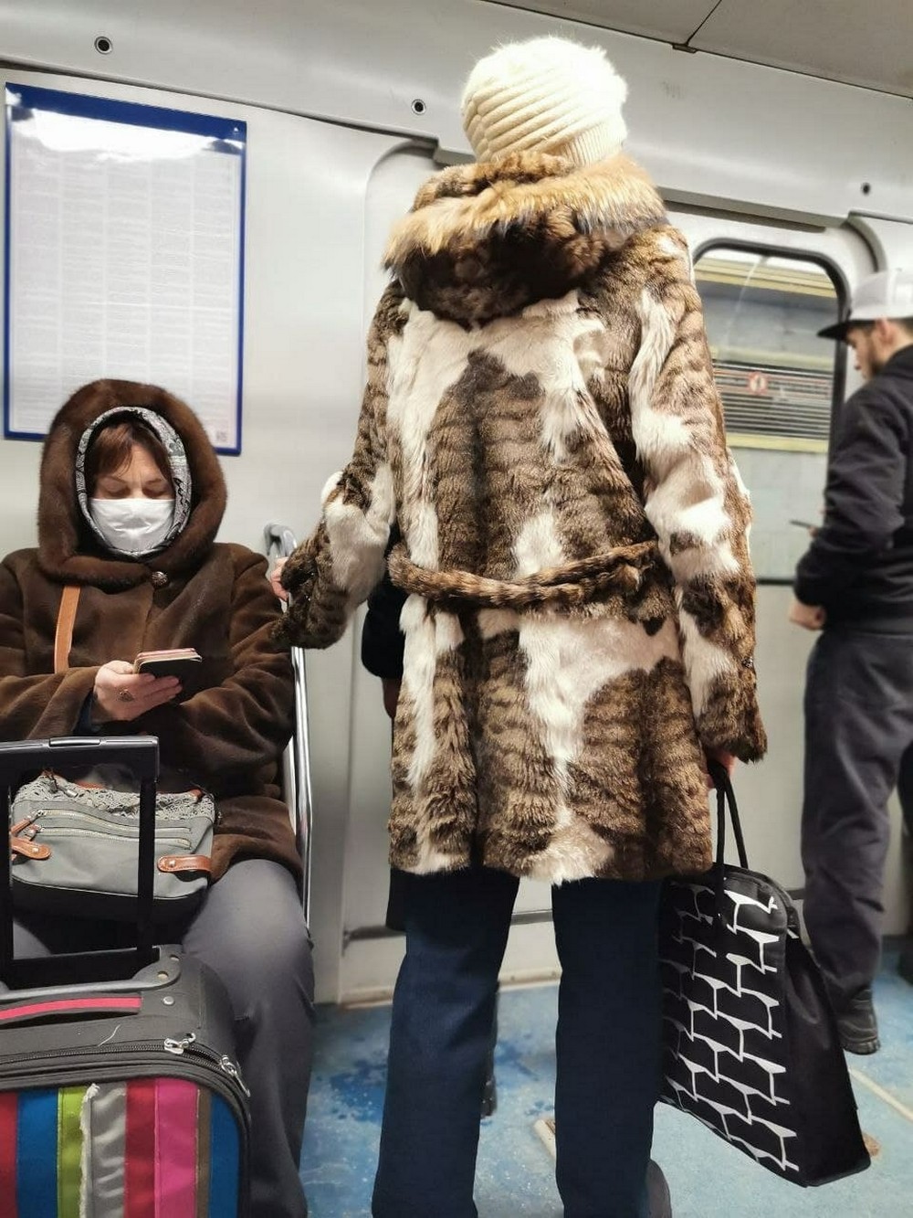 Strange People In The Subway (17 pics)
