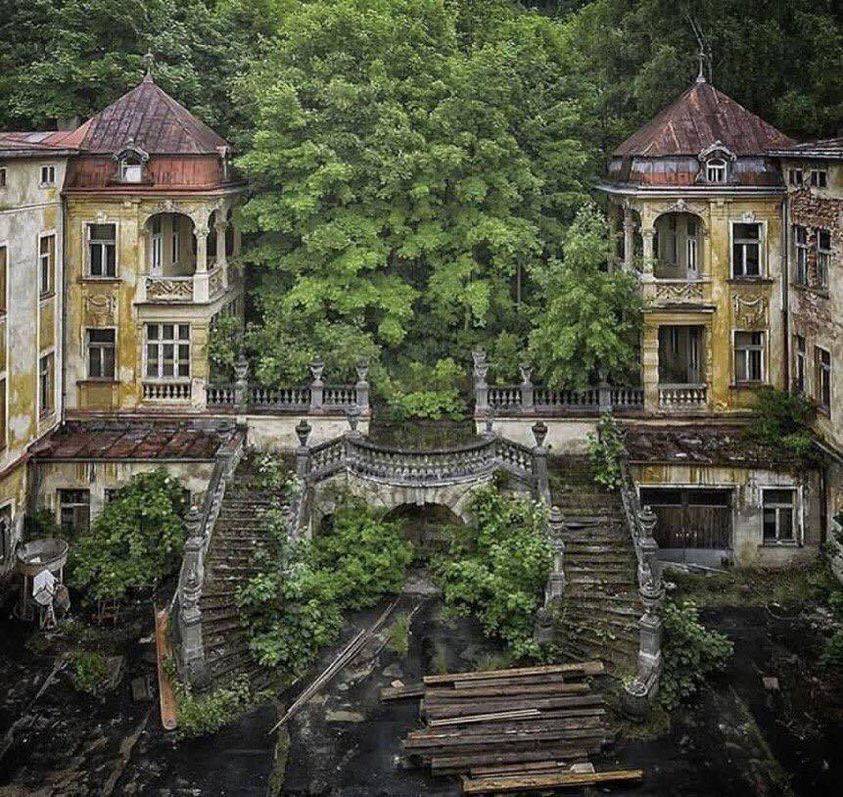 Beautiful Abandoned Places (23 pics)