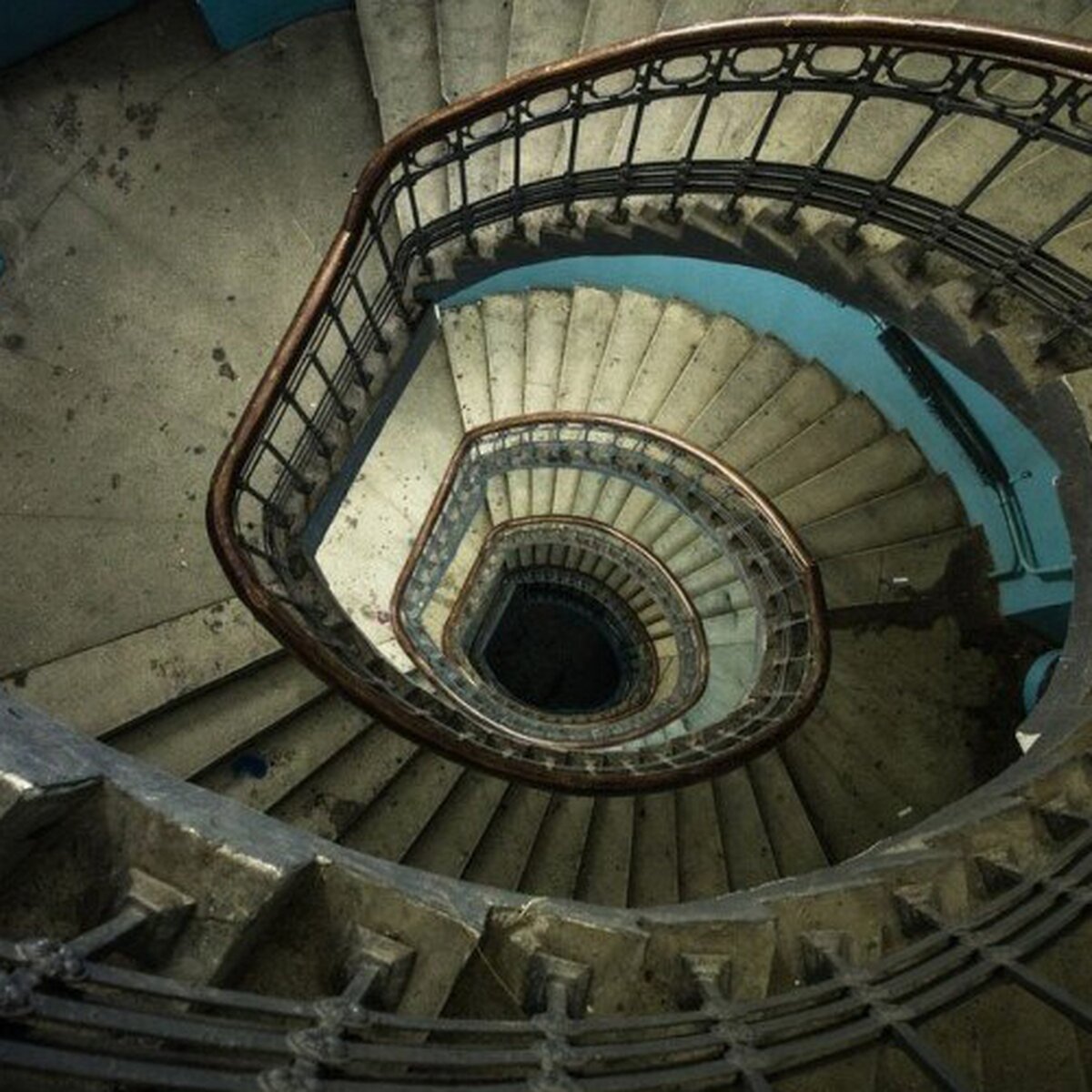 Scary Stairs (14 pics)