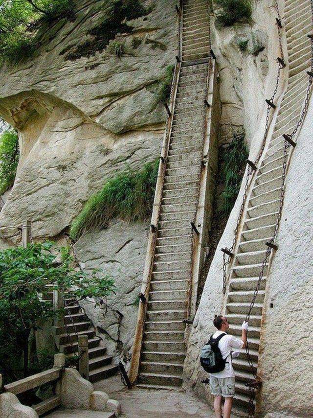 Scary Stairs (14 pics)