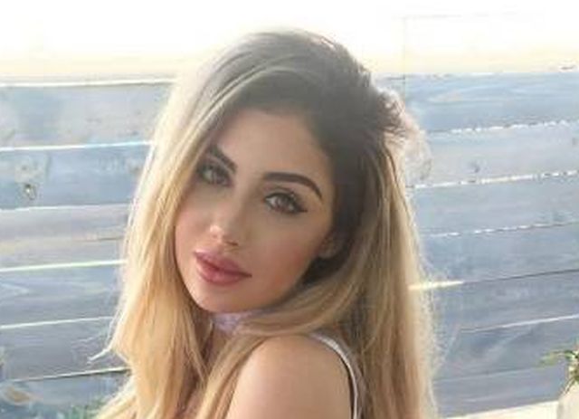 Girls In White Shirts (25 pics)
