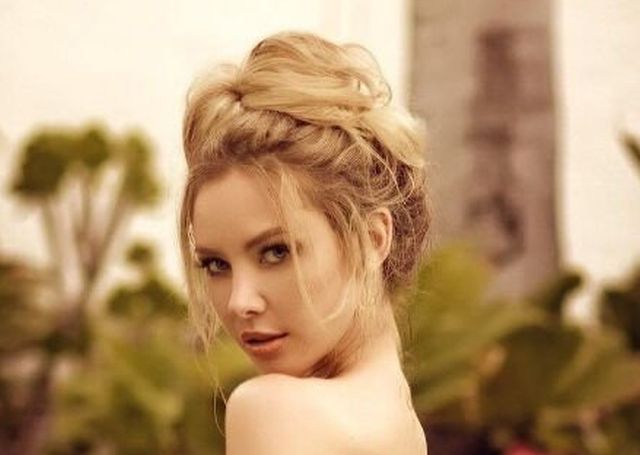 Girls With Handbras (32 pics)