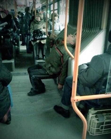People Can Sleep Anywhere (19 pics)