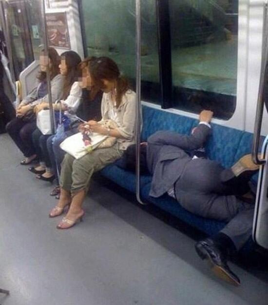People Can Sleep Anywhere (19 pics)