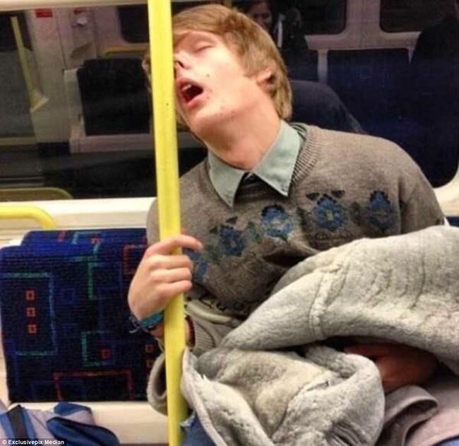 People Can Sleep Anywhere (19 pics)
