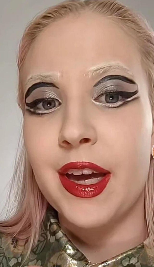 Odd Makeup (14 pics)